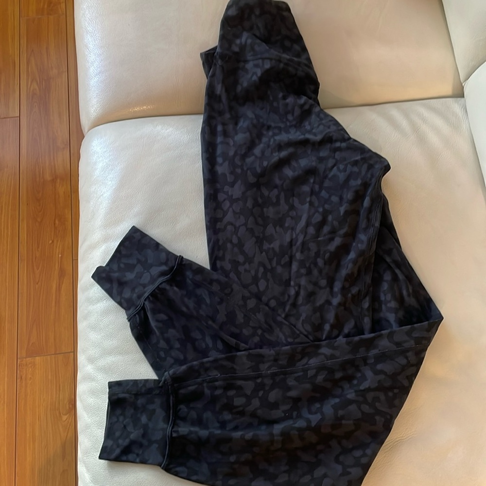 Lululemon size 4 no size tag but that’s what my daughter wears.